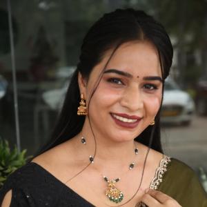 Elegant Indian Woman in Green Saree with Traditional Jewelry – A Timeless Fashion Look