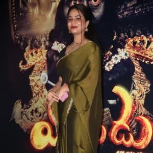 Elegant Indian Woman in Green Saree with Traditional Jewelry – A Timeless Fashion Look