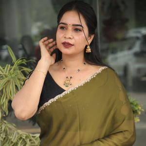 Elegant Indian Woman in Green Saree with Traditional Jewelry – A Timeless Fashion Look