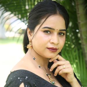 Elegant Indian Woman in Green Saree with Traditional Jewelry – A Timeless Fashion Look