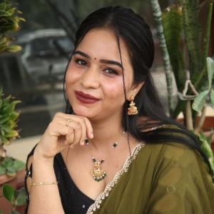 Elegant Indian Woman in Green Saree with Traditional Jewelry – A Timeless Fashion Look