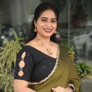 Elegant Indian Woman in Green Saree with Traditional Jewelry – A Timeless Fashion Look