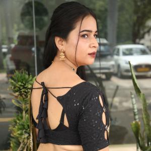 Elegant Indian Woman in Green Saree with Traditional Jewelry – A Timeless Fashion Look