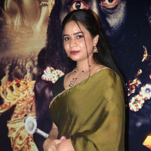 Elegant Indian Woman in Green Saree with Traditional Jewelry – A Timeless Fashion Look