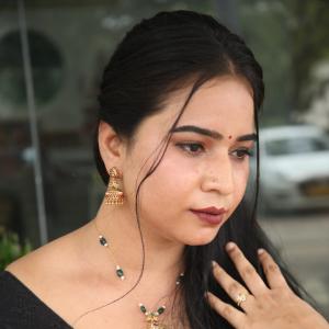 Elegant Indian Woman in Green Saree with Traditional Jewelry – A Timeless Fashion Look