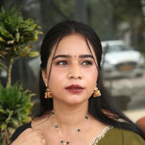 Elegant Indian Woman in Green Saree with Traditional Jewelry – A Timeless Fashion Look