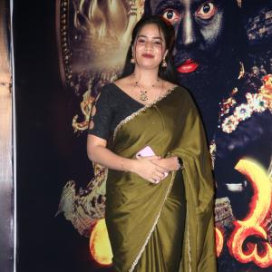 Elegant Indian Woman in Green Saree with Traditional Jewelry – A Timeless Fashion Look