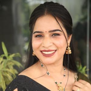 Elegant Indian Woman in Green Saree with Traditional Jewelry – A Timeless Fashion Look