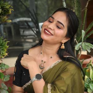 Elegant Indian Woman in Green Saree with Traditional Jewelry – A Timeless Fashion Look