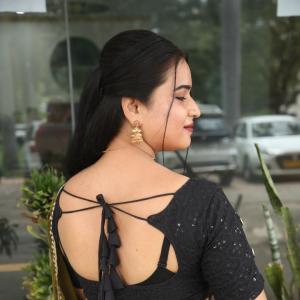 Elegant Indian Woman in Green Saree with Traditional Jewelry – A Timeless Fashion Look