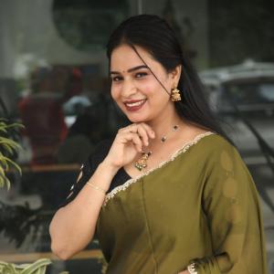 Elegant Indian Woman in Green Saree with Traditional Jewelry – A Timeless Fashion Look