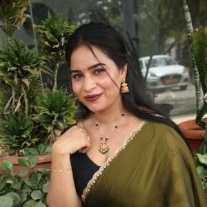 Elegant Indian Woman in Green Saree with Traditional Jewelry – A Timeless Fashion Look
