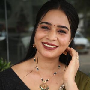 Elegant Indian Woman in Green Saree with Traditional Jewelry – A Timeless Fashion Look