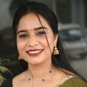 Elegant Indian Woman in Green Saree with Traditional Jewelry – A Timeless Fashion Look