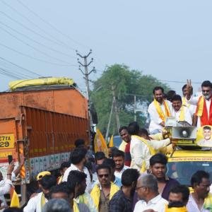 Taraka ratna Unviels NTR Statue