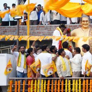 Taraka ratna Unviels NTR Statue