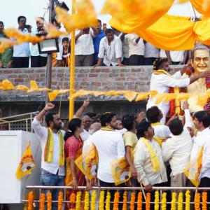 Taraka ratna Unviels NTR Statue