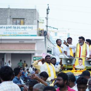 Taraka ratna Unviels NTR Statue