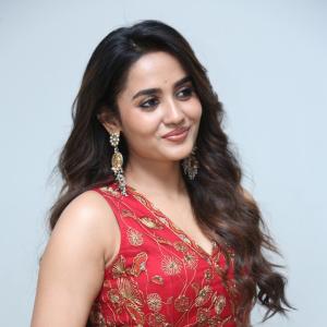 Teju Ashwini Red Traditional Outfit with Elegant Jewelry – Beautiful Fashion Look