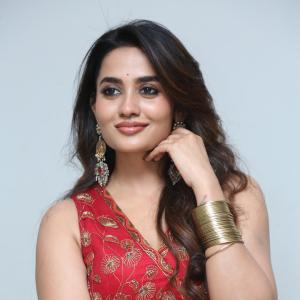 Teju Ashwini Red Traditional Outfit with Elegant Jewelry – Beautiful Fashion Look