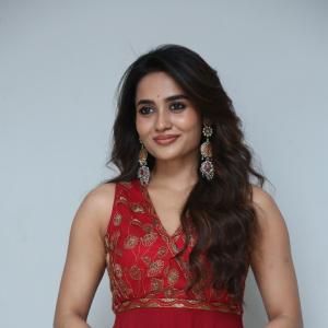 Teju Ashwini Red Traditional Outfit with Elegant Jewelry – Beautiful Fashion Look