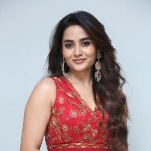 Teju Ashwini Red Traditional Outfit with Elegant Jewelry – Beautiful Fashion Look