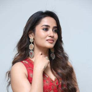 Teju Ashwini Red Traditional Outfit with Elegant Jewelry – Beautiful Fashion Look