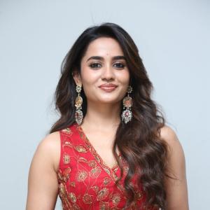 Teju Ashwini Red Traditional Outfit with Elegant Jewelry – Beautiful Fashion Look