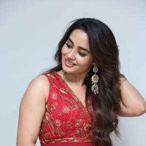 Teju Ashwini Red Traditional Outfit with Elegant Jewelry – Beautiful Fashion Look