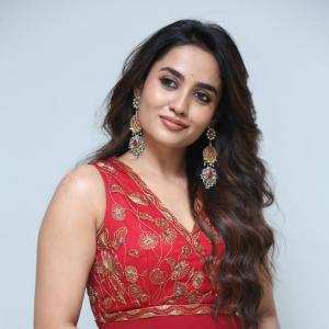 Teju Ashwini Red Traditional Outfit with Elegant Jewelry – Beautiful Fashion Look