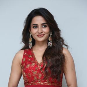 Teju Ashwini Red Traditional Outfit with Elegant Jewelry – Beautiful Fashion Look