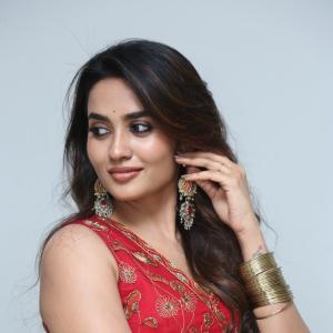 Teju Ashwini Red Traditional Outfit with Elegant Jewelry – Beautiful Fashion Look