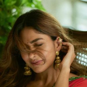 Mrunal Thakur Stunning in Traditional Saree - Elegant and Graceful Look