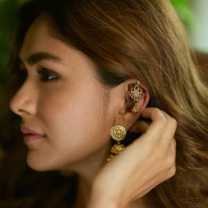 Mrunal Thakur Stunning in Traditional Saree - Elegant and Graceful Look