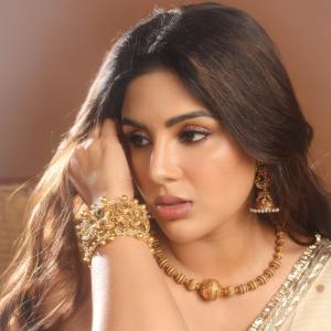 Samyukta Menon Looks Stunning in Ivory Saree with Gold Jewelry