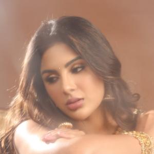 Samyukta Menon Looks Stunning in Ivory Saree with Gold Jewelry