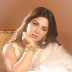Samyukta Menon Looks Stunning in Ivory Saree with Gold Jewelry