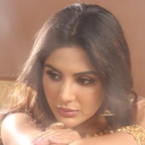 Samyukta Menon Looks Stunning in Ivory Saree with Gold Jewelry