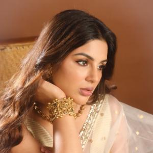 Samyukta Menon Looks Stunning in Ivory Saree with Gold Jewelry