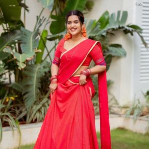 Anchor Sravanthi Chokkarapu in Traditional Red Saree Look