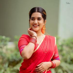 Anchor Sravanthi Chokkarapu in Traditional Red Saree Look