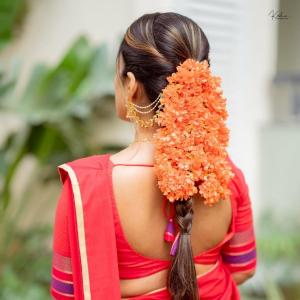 Anchor Sravanthi Chokkarapu in Traditional Red Saree Look