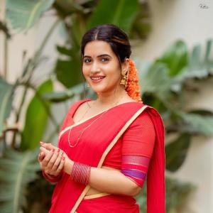 Anchor Sravanthi Chokkarapu in Traditional Red Saree Look
