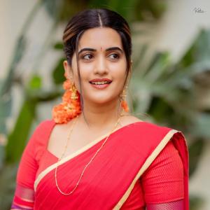 Anchor Sravanthi Chokkarapu in Traditional Red Saree Look