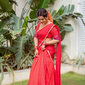 Anchor Sravanthi Chokkarapu in Traditional Red Saree Look