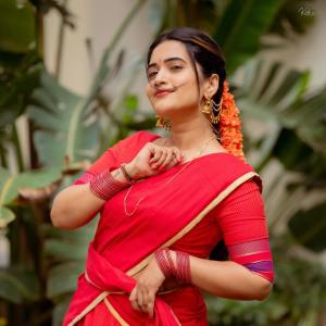Anchor Sravanthi Chokkarapu in Traditional Red Saree Look
