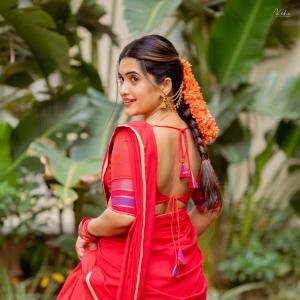 Anchor Sravanthi Chokkarapu in Traditional Red Saree Look