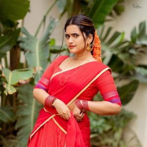 Anchor Sravanthi Chokkarapu in Traditional Red Saree Look