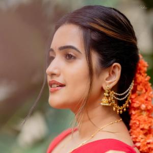 Anchor Sravanthi Chokkarapu in Traditional Red Saree Look