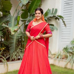 Anchor Sravanthi Chokkarapu in Traditional Red Saree Look